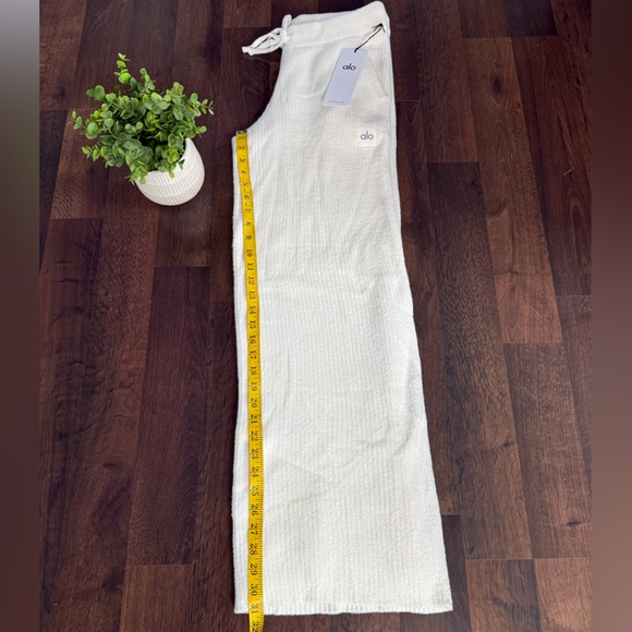 🆕 Alo Yoga Snuggle Up High-Waist Wide Leg Pants - Picture 15 of 16